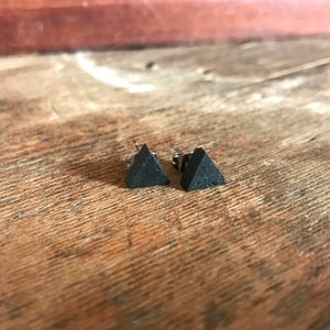 Pendientes triangulares modernos de hormigón gris plateado o negro imagen 2