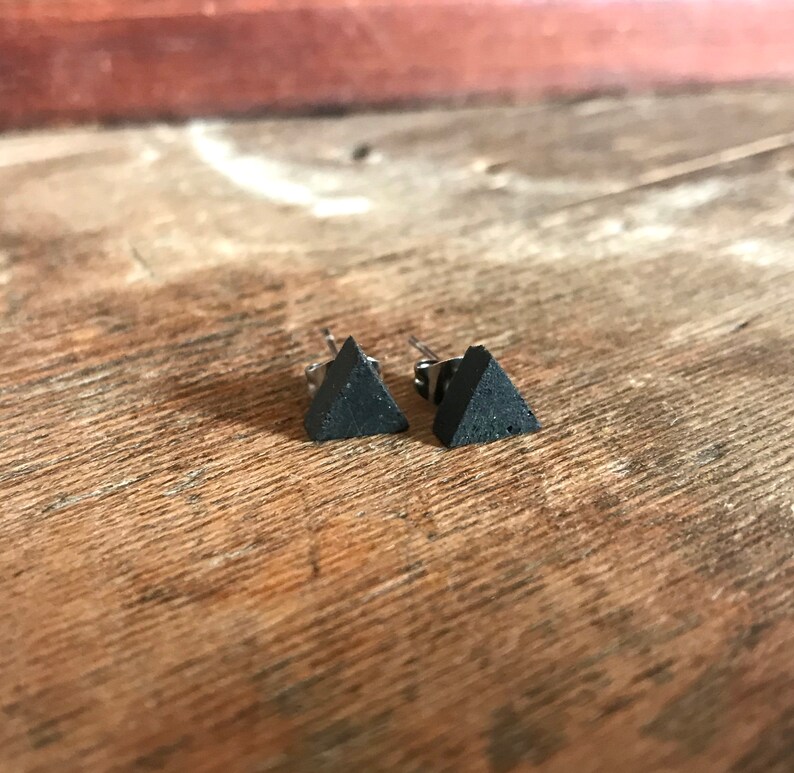 Pendientes triangulares modernos de hormigón gris plateado o negro imagen 2