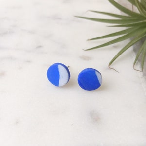 Minimalist Stud earrings - blue and white marbled round studs