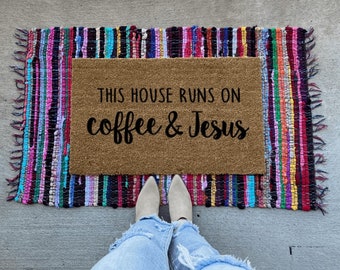 Cette maison fonctionne au café et Jésus | paillasson | tapis de bienvenue | cadeau de pendaison de crémaillère | idées cadeaux de mariage | Tapis coloré non inclus