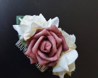 Coiffure de mariée à fleurs de peigne