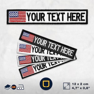 Può includere: Quattro toppe da stirare con una bandiera americana e il testo "YOUR TEXT HERE". Le toppe misurano 12 cm x 2 cm.