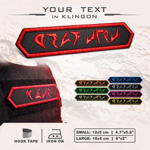 Pode incluir: Um emblema bordado retangular com extremidades pontiagudas, apresentando escrita klingon vermelha num fundo preto com uma borda vermelha. O emblema está fixado num colete tático preto, com variações de cor e texto de tamanho incluídos.