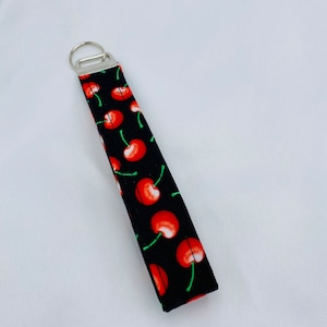 Llavero de pulsera con estampado de cerezas negras