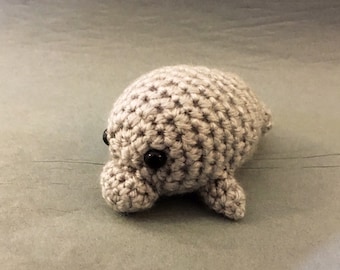 Mini manatí de peluche tejido a ganchillo / Amigurumi / Peluche estilo kawaii / Peluche de manatí