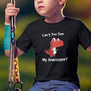 Divertente regalo per il braccio rotto per guarire per bambini / Dinosauro con un gesso / Non vedi il mio armissauro? - Maglietta a maniche corte per ragazzi