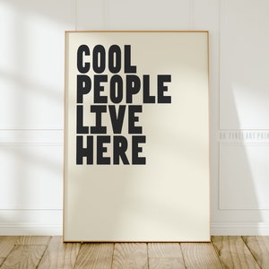 Impresión "Aquí vive gente genial", póster tipográfico minimalista, arte mural moderno y actual, descarga digital A101