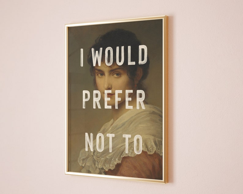 Pu&ograve; includere: Una stampa incorniciata di una donna con il testo "I would prefer not to" sovrapposto all'immagine.