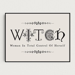 Puede incluir: Impresi&oacute;n enmarcada con la palabra "WITCH" en letras negras decorativas. Debajo, la frase "Woman In Total Control Of Herself". El fondo es de color beige claro y el marco es negro.