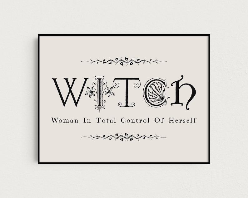 Puede incluir: Impresi&oacute;n enmarcada con la palabra "WITCH" en letras negras decorativas. Debajo, la frase "Woman In Total Control Of Herself". El fondo es de color beige claro y el marco es negro.