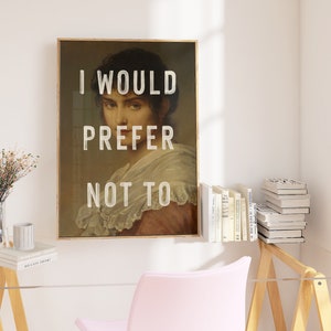 Pu&ograve; includere: Una stampa incorniciata di un dipinto di una donna con il testo "I would prefer not to" sovrapposto all'immagine.