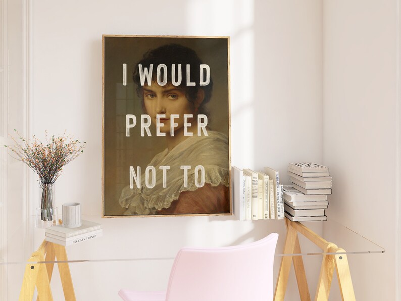 Pu&ograve; includere: Una stampa incorniciata di un dipinto di una donna con il testo "I would prefer not to" sovrapposto all'immagine.