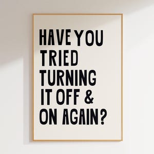 Puede incluir: Una impresión enmarcada con el texto "¿Has probado a apagarlo y encenderlo de nuevo?" en letras negras y negritas sobre un fondo blanco.
