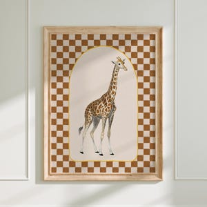 Puede incluir: Una impresión enmarcada de una jirafa de pie en un arco a cuadros. La jirafa es marrón y blanca con un cuello largo y patas largas. El arco a cuadros es marrón y blanco y tiene un borde dorado.