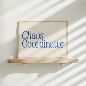 Divertente stampa artistica da parete per ufficio, cartello stampabile per coordinatore del caos, decorazione per scrivania in stile retrò, stampe digitali per cubicolo blu A263