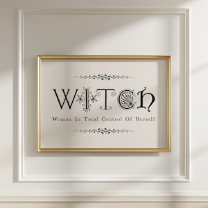 Puede incluir: Una impresi&oacute;n enmarcada con la palabra "WITCH" en letras negras decorativas. Debajo de la palabra est&aacute; la frase "Woman In Total Control Of Herself". La impresi&oacute;n est&aacute; en un marco dorado, montada en una pared blanca.