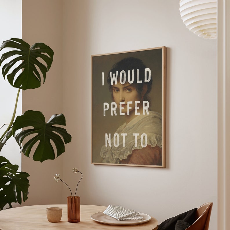 Pu&ograve; includere: Una stampa incorniciata di una donna con il testo "I would prefer not to" sovrapposto all'immagine.