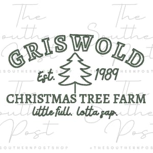 Puede incluir: Gráfico blanco con el texto "GRISWOLD CHRISTMAS TREE FARM" en verde oscuro. El diseño incluye un árbol de Navidad, el año "1989" y las frases "little full. lotta sap."