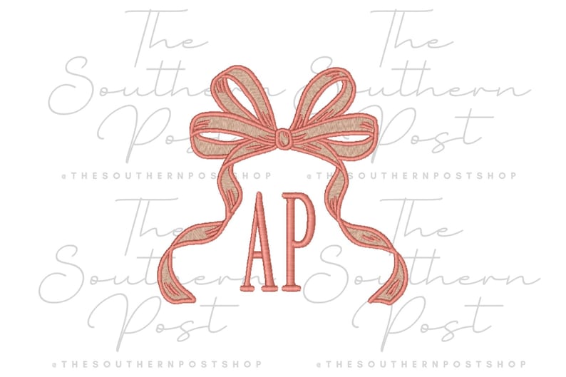 K&ouml;nnte beinhalten: Gesticktes Design mit einer Schleife mit flie&szlig;enden B&auml;ndern und den Buchstaben "AP" in einer Serifenschrift. Die Schleife ist korallenfarben mit einem beigen Besatz. Der Text "The Southern Post Shop" befindet sich im Hintergrund.