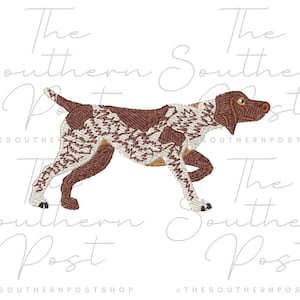 Könnte beinhalten: Ein Stickdesign eines Jagdhundes in Vorstehposition mit braun-weißem Fell und einem detaillierten Stichelhaar-Muster. Der Hund ist im Profil nach rechts ausgerichtet dargestellt, mit ausgestrecktem Schwanz. Der Text The Southern Post ist sichtbar.