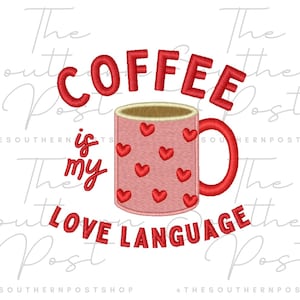 以下が含まれることがあります： 赤いハート模様が施されたピンク色のコーヒーマグの刺繍デザイン。「COFFEE is my LOVE LANGUAGE」の文字がマグの上と下に赤色で刺繍されており、コーヒー好きに最適です。