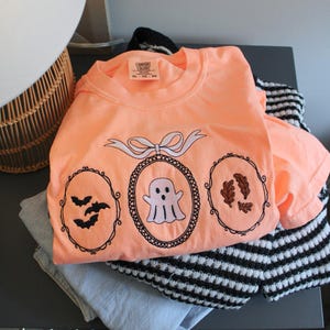 Camiseta Spooky Frame Trio: camiseta de manga corta bordada para Halloween