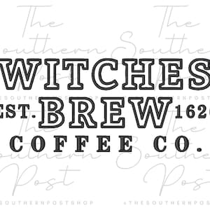 Könnte beinhalten: Ein Stickdesign mit dem Text WITCHES BREW in einer fetten, schwarz umrandeten College-Schriftart. Darunter steht der Text EST. 1626 und COFFEE CO. in einer passenden schwarzen Schrift. Das Design ist vor einem blassen Wasserzeichen zentriert.
