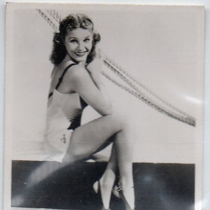 MARTHA RAYE 1939 Carreras Glamour Girls Large #18 Cigarette Card