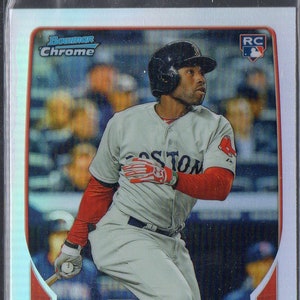 Puede incluir: Una tarjeta de béisbol Bowman Chrome con Jackie Bradley Jr., un jardinero de los Boston Red Sox. La tarjeta tiene un diseño azul, blanco y rojo con una foto de Bradley Jr. en su uniforme, sosteniendo un bate y mirando hacia la derecha. La tarjeta también presenta el logotipo de Bowman Chrome y el logotipo de RC.