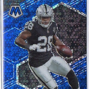 Tarjeta de fútbol americano JOSH JACOBS 2021 Panini Mosaic n.° 107 Prizm Parallel azul n.° 75 - Oakland Raiders