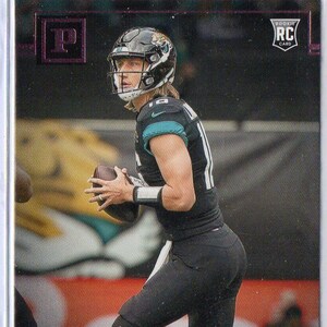 Tarjeta de fútbol rosa paralela Panini Chronicles n.° 1 de TREVOR LAWRENCE RC 2021 - Jacksonville Jaguars