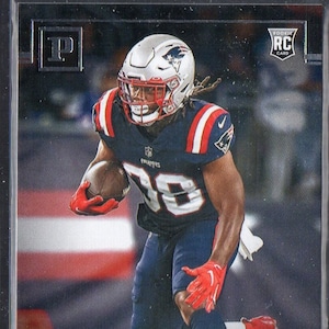 RHAMONDRE STEVENSON Tarjeta de fútbol americano Panini Chronicles #18 2021 - New England Patriots