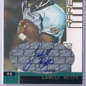 Tarjeta de fútbol con autógrafo dorado de LADELL BETTS 2002 Sage Hit, número 100 - Iowa Hawkeyes
