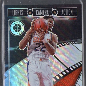 DEANDRE AYTON 2019 Hoops Premium Stock Lights Camera Action #4 Holo Prizm Parallel Basketball Karte - Phoenix Suns