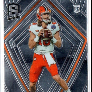 Tarjeta de fútbol rosa paralela Panini Chronicles #47 de TREVOR LAWRENCE RC 2021 - Jacksonville Jaguars