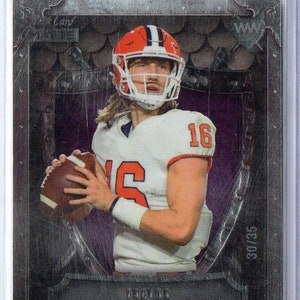 Tarjeta de fútbol paralela de los Warriors #1 Purple Shield de TREVOR LAWRENCE 2021 Wild Card Matte Weekend #/35 - Jacksonville Jaguars