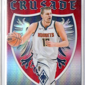 NIKOLA JOKIC 2023 Panini Phoenix Crusade #22 Red Parallel Basketball Karte #/125 - Denver Nuggets