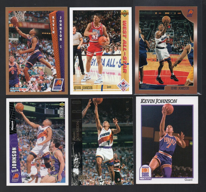 Puede incluir: Cinco tarjetas de intercambio diferentes con el jugador de baloncesto Kevin Johnson. Las tarjetas son de diferentes series y presentan diferentes fotos de Johnson en acci&oacute;n. Las tarjetas est&aacute;n todas en buen estado y ser&iacute;an una gran adici&oacute;n a cualquier colecci&oacute;n de tarjetas de baloncesto.
