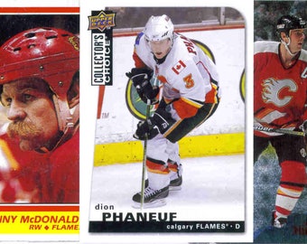 Puede incluir: Cuatro tarjetas de hockey de colección con jugadores de los Calgary Flames. Las tarjetas son blancas con detalles rojos y negros. Los jugadores visten camisetas rojas y blancas con el logotipo de los Calgary Flames. Las tarjetas muestran los nombres y las posiciones de los jugadores. Las tarjetas están en buen estado.