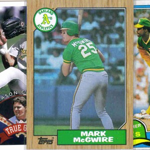 Peut inclure: Cinq cartes de baseball à collectionner représentant différents joueurs. Les cartes sont toutes en parfait état et présentent le nom des joueurs et les logos de leurs équipes. Les cartes datent des années 1990.