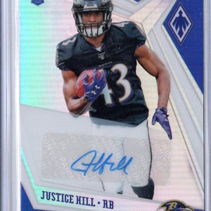 Tarjeta de fútbol americano JUSTICE HILL RC 2019 Panini Phoenix #129, autógrafa, morada, Prizm Parallel - Baltimore Ravens