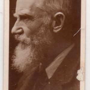 Puede incluir: Una fotografía en blanco y negro de George Bernard Shaw, un famoso dramaturgo, de perfil. La imagen es de una tarjeta de intercambio vintage e incluye el texto "MR. G. BERNARD SHAW".