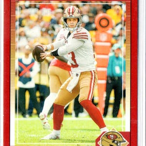 Tarjeta de fútbol paralela roja con el puntaje n.° 244 de BROCK PURDY 2024 - San Francisco 49ers