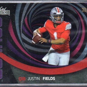 Tarjeta de fútbol americano paralela morada n.° 8 de Justin Fields 2021 Wild Card Alumination Ocular n.° 99 - Chicago Bears