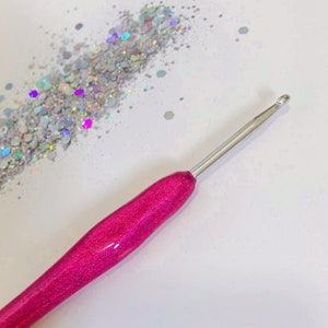 Holographic hot pink crochet hook, handmade crochet hooks, crochet hooks uk, ergonomic crochet hook, crochet hook 6mm