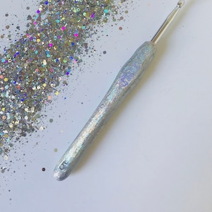 Holographic crochet hook, handmade crochet hooks, crochet accessories uk, hooks, crochet hooks uk, ergonomic crochet hooks