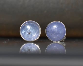 Pendientes postes de plata de ley de tanzanita de par con cabujón de tanzanita, pendientes de 6 mm, perno de tanzanita ligero