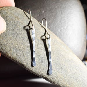 Minimalistische Ohrringe gehämmert Sterling Silber Ohrringe baumeln, einfache Silber Ohrringe