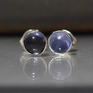 Peut inclure: Une paire de boucles d'oreilles en argent avec des pierres rondes bleu foncé.