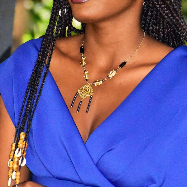 Collier ethnique africain avec poids akan et pierres fines d’hématite